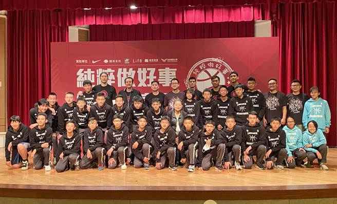 黄金世代球星与郑志龙跟纯粹做好事第1阶段最后1站龙门国中学童合影留念。(黄及人摄)