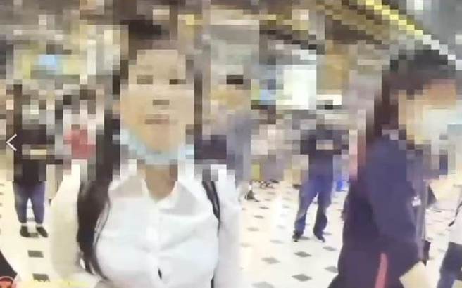 「台南苏大妈」北上大闹客运站，咆啸40分钟，警方依法带回警局。（民眾提供／苏育宣翻摄）