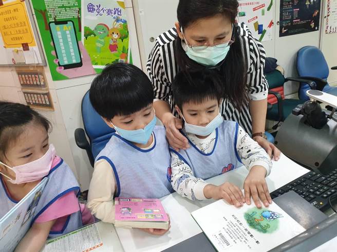 基隆市文化局與教育處合作推廣幼兒閱讀，舉辦「小小館員體驗」活動。（基隆市政府提供／陳彩玲基隆傳真）