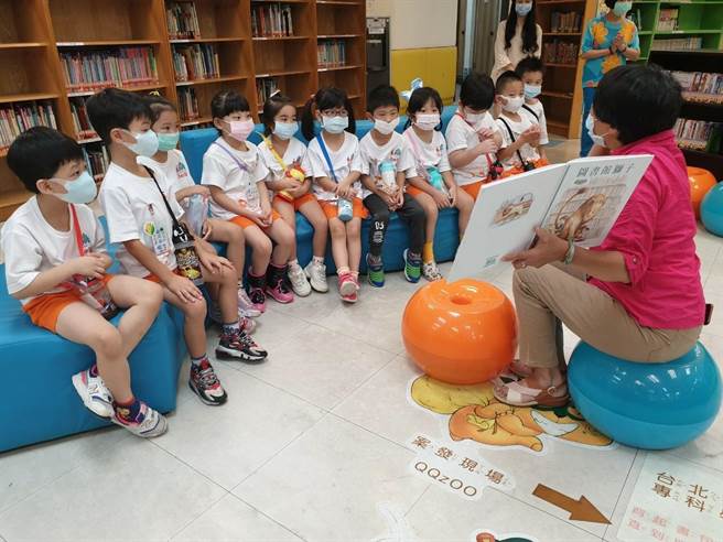 教育處指出，每場小小館員體驗活動都有故事媽媽幫孩子們說故事。（基隆市政府提供／陳彩玲基隆傳真）