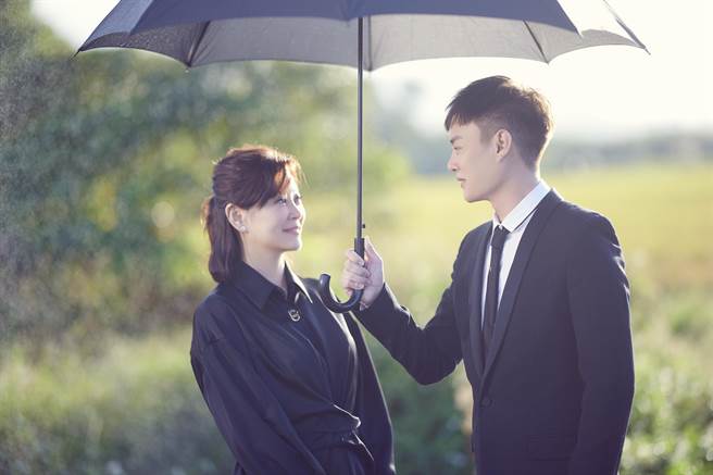 許富凱新歌MV邀好友方馨一同演出。（凱聲影藝提供）