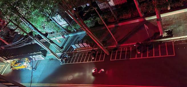 北市北投区新北投车站附近，23日凌晨1时许发生变电箱爆炸，造成2000多户居民大停电，时间长达1小时，竟是老鼠咬坏避雷器所为。（摘自台北之北投帮脸书／张颖齐台北传真）