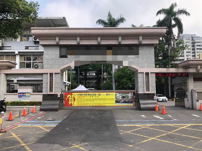 高雄苓雅区一所私立中学，19日发生一起男学生遭8位同学团体霸凌事件，该生遭其他同学压制在地，甚至将他的衣服掀起并脱裤子，还作势要拍照，事件曝光后，才得知这已是小强第六次遭压制霸凌，目前校方已经介入处理。（洪浩轩摄）