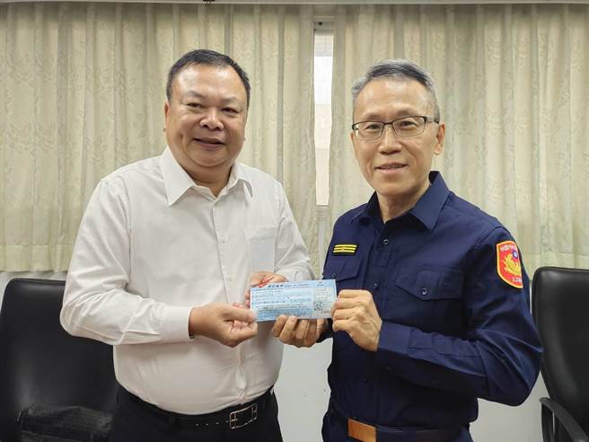 桃园市义勇交通警察大队长吕学祺及桃园市消防协会理事长吕学万特地抢购了20张国际知名歌剧「歌剧魅影」门票，邀请芦竹分局工作绩优员警共20人前往台北小巨蛋观赏。（姜霏翻摄）