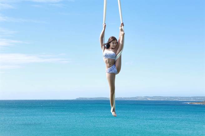 Miya在八层楼高的地方玩命演出。（有鱼娱乐提供）