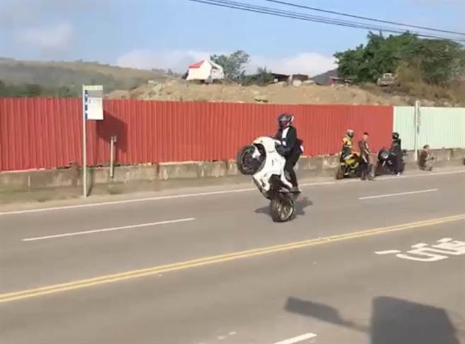 台3線南庄鄉路段出現4名大型重機騎士，以「蹺孤輪」方式騎乘，警方追查並將4人依法送辦。（摘自苗栗縣地方新聞臉書）