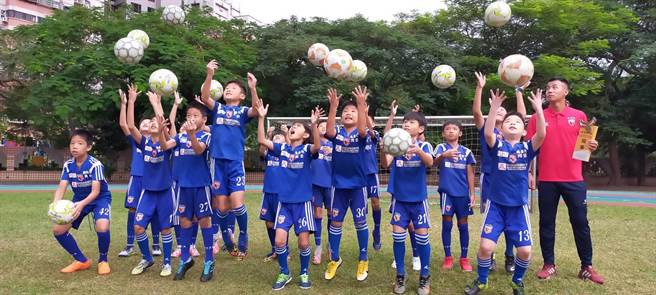 同安小足球队2连霸，小足球金童林禹安更当场独进5球。(蔡依珍摄)