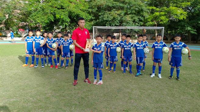 同安小足球队2连霸，小足球金童林禹安更当场独进5球。(蔡依珍摄)
