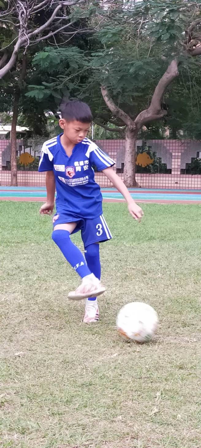 同安小足球队2连霸，小足球金童林禹安更当场独进5球。(蔡依珍摄)