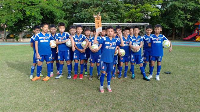 同安小足球队2连霸，小足球金童林禹安更当场独进5球。(蔡依珍摄)