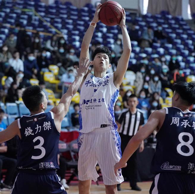 中原大学刘光尚（中）努力扮演好队长角色。（大专体总提供）