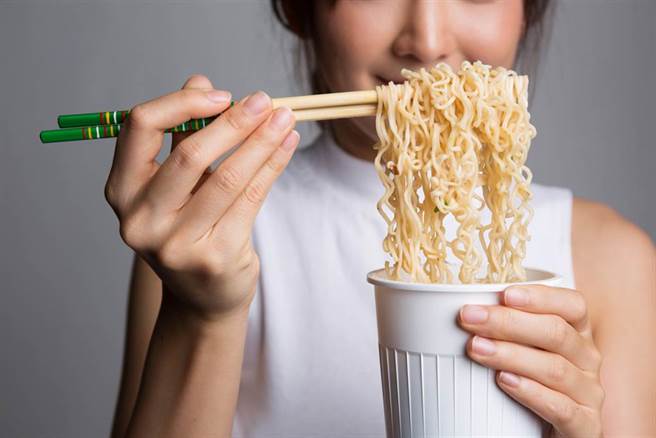 泡麵是许多人深夜解馋的灵魂食物，只要冲泡热水就能简单上桌。(图／Shutterstock)
