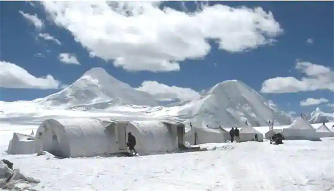 在海拔3千多公尺的拉达克地区，冬季气温在摄氏零下30~40度之间，印度军队开始模仿解放军挖筑地道的方式来防御并为部队保暖。图为冬季时拉达克地区的印军帐蓬。（图／印度陆军）