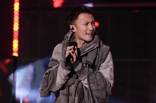 男人味十足的谢霆锋，童年女装照被挖出引发讨论 (图/ 翻摄自锋味微博)