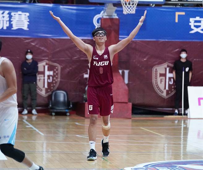 乔楚瑜邀请现场球迷为辅大加油，今天对健行科大乔楚瑜进帐28分。（大专体总提供）