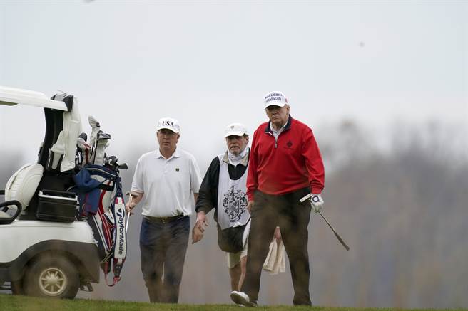 美媒建议：防范川普恶搞，卸任前国家出钱让他每天打高尔夫。图为川普在G20会议时觉得无聊，跑去打高尔夫。（图／美联社）