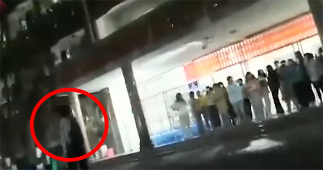 男大生在女宿舍楼下大吼6小时(图片节自微博)