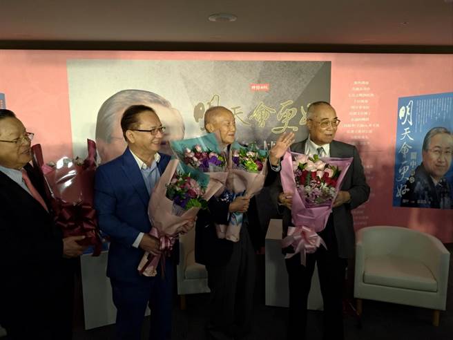 关中（右二）今天发表新书，作者为资深媒体人张景为（左二）。（黄福其摄）