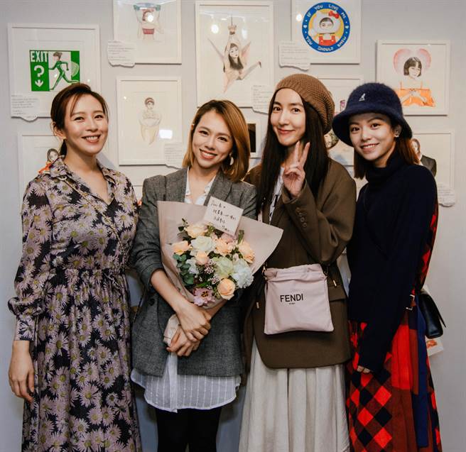 「四纤女」刘品言（左起）、夏于乔、杨谨华、宋芸桦在画展合体。（经纪公司提供）
