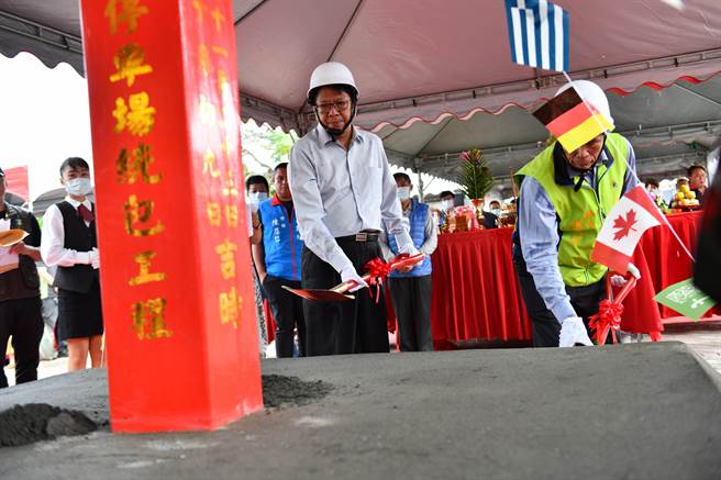 恒春镇公所东侧立体停车场23日动土，将以「古城」为意象打造古典式停车空间，预计明年底完工。（谢佳潾摄）