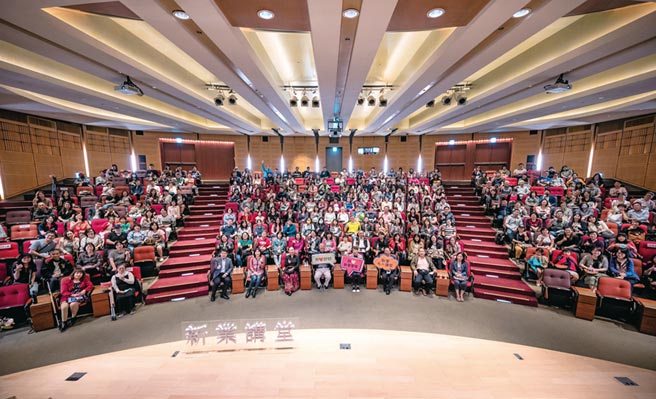 新業家族活動舉辦「說一口好故事‧演活你的精彩人生」講座，現場超過250位家族朋友熱情參與。圖／新業提供