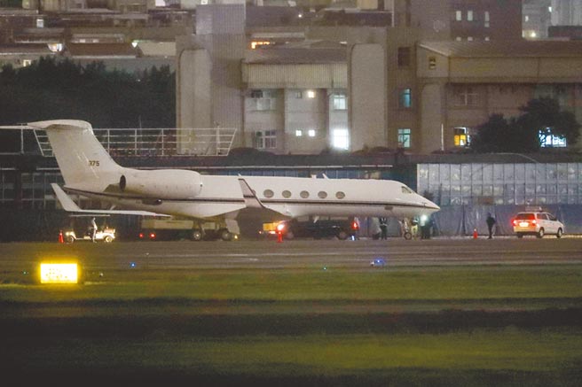一架美国行政专机（编号375）22日傍晚降落台北松山机场。外交部回应，对于美国官员来访台湾表示欢迎。（中央社）