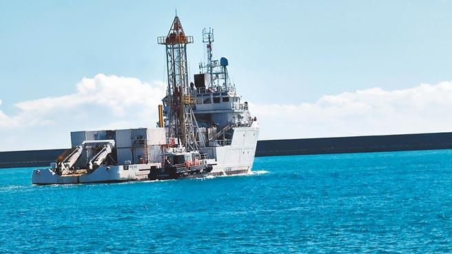 军方请来在台东协助打捞F-5E作业的「奥黛丽丝号」探勘船，前往F-16A战机失联海域进行探勘。（民眾提供／王志伟花莲传真）