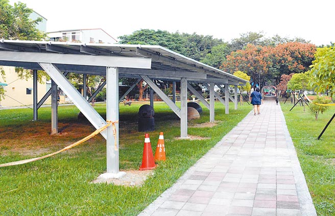 屏東市永新公園架設太陽能板，嚴重影響民眾休閒空間，市民怒批「離譜至極」。（林和生攝）