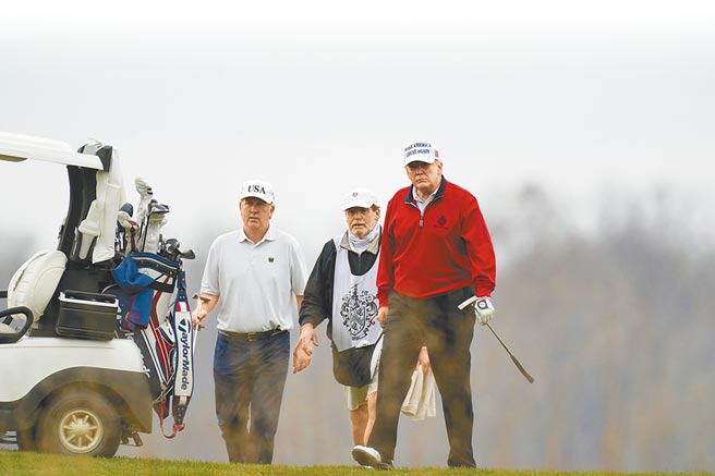 美国总统川普（右）21日在G20峰会视讯会议短暂露脸后，便匆匆赶往位在维吉尼亚州的高尔夫球场挥杆。（美联社）