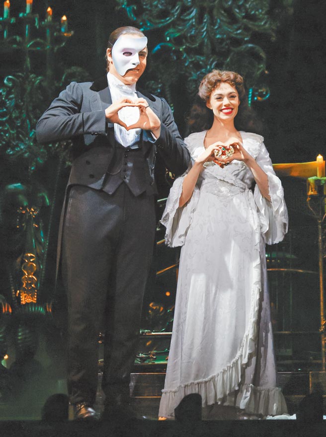 《歌剧魅影》男女主角开心对台湾观眾比爱心。（宽宏艺术提供）
