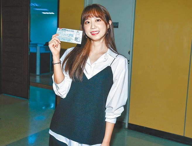 洪诗昨晚现身台北小巨蛋欣赏《歌剧魅影》。（粘耿豪摄）