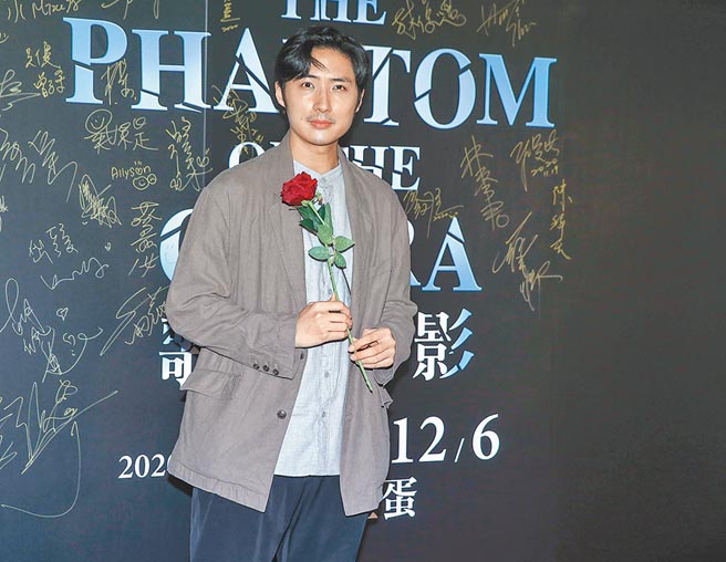 李运庆在女友之后现身，说是带爸妈来看《歌剧魅影》。（粘耿豪摄）