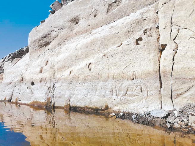 水位下降后，白河堡水库内三座连排摩崖石刻露出水面。（张宏民摄）