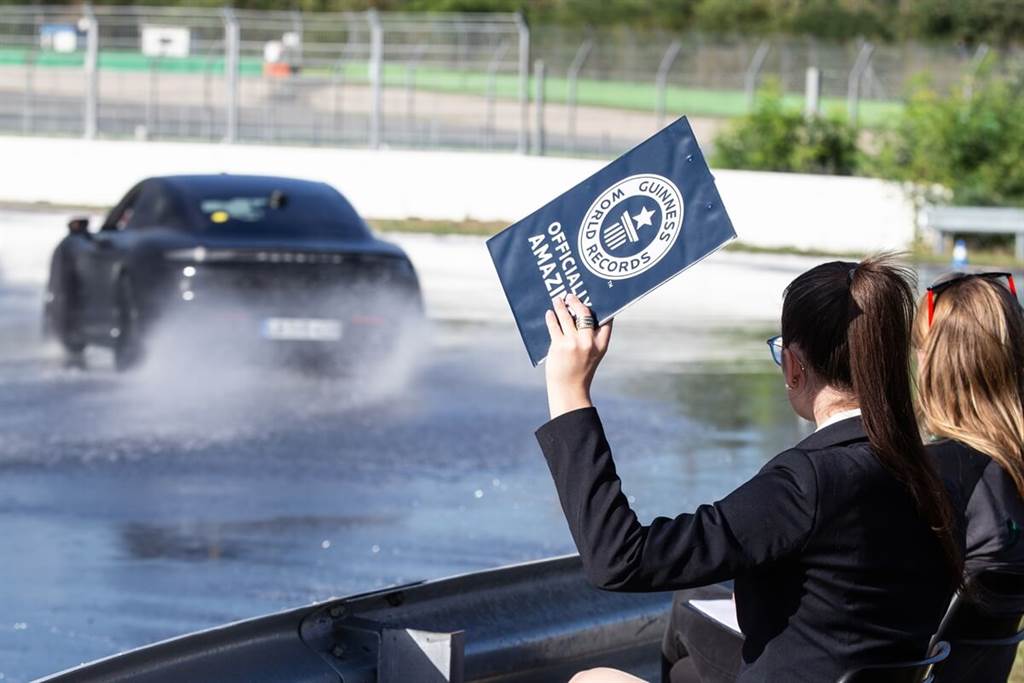 Porsche Taycan甩尾打破金氏世界紀錄
