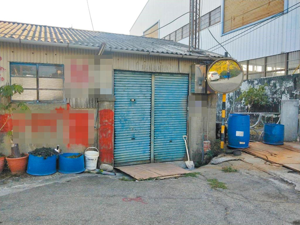徐男在豐原三豐路廢棄老厝，屋外處處可見藍色塑膠桶。（陳淑娥攝）