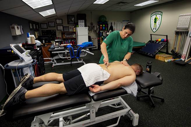 美陆军提供肌力、营养、运动伤害防护、职能治疗等专业服务，以最科学化的方式提升士兵战场表现。图为接受运动伤害防护员治疗的美军士兵。(图/DVIDS)