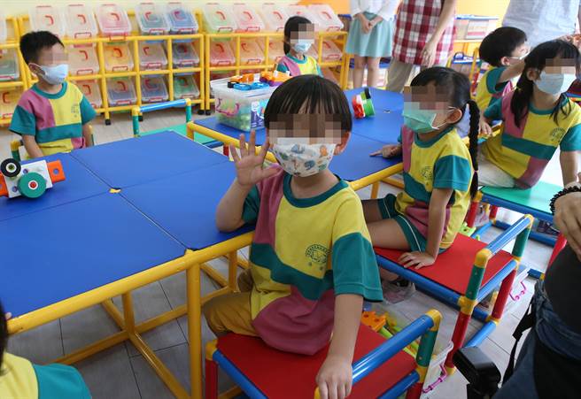 许多家长会为孩子准备水壶，让孩子上学时能多喝水。（示意图／本报资料照）