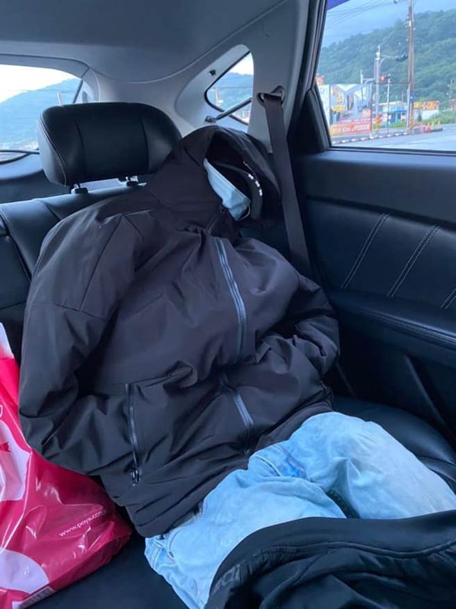 一名网友日前为了通过高乘载规定，在外套、裤子内填充物品，加上帽子、口罩等物，制作一位「假人」坐在后座。（图／翻摄自脸书爆废1公社）