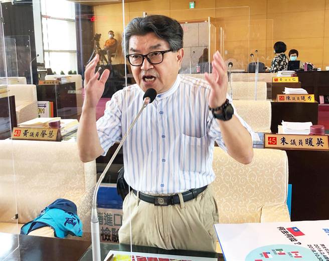 市议员李中今天询问市长卢秀燕，美国大选川普终于承认败选，对台美未来有何影响？（陈世宗摄）