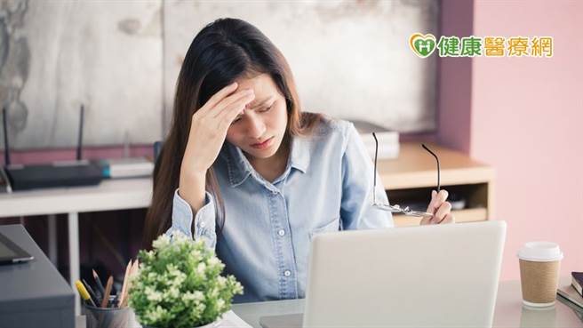 偏頭痛是需要治療的「疾病」，若患者每月有15天以上的頭痛症狀，且其中有8天以上符合偏頭痛的診斷，並持續3個月以上，則是慢性偏頭痛的患者。(圖/健康醫療網提供)