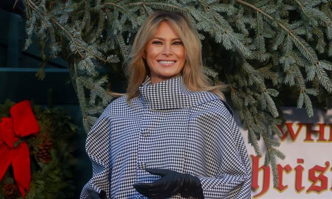 虽然夫婿川普丢了美国总统宝座，但第一夫人梅兰妮亚23日却罕见地露出灿烂的笑容，最后一次在白宫迎接耶诞树，象徵年终假期即将开始。（路透）