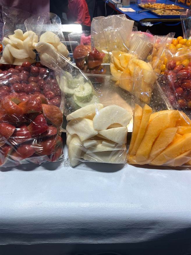 摊贩员工晒出自己水果自清，认为水果的品质相当好之外，且一包都相当大包。（图／翻摄自彰化人大小事）