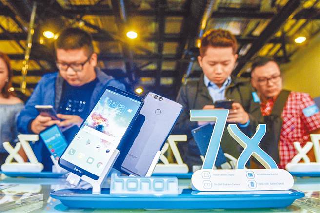 华为出售荣耀能否双赢，值得观察。(新华社资料照片)