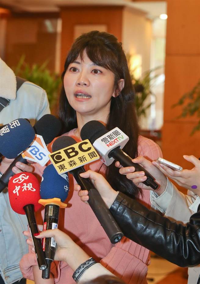 民进党立委高嘉瑜炒房争议持续延烧，根据财产申报资料，她名下有群创、台积电、友达等8家上市股票，折合新台币总计44万多元。对此，高嘉瑜（图）24日受访表示，身为投资新手不知道要买哪支股票，只好买台积电，而平常就有存钱的习惯，除了年薪200万元外，还有录影收入。（刘宗龙摄）