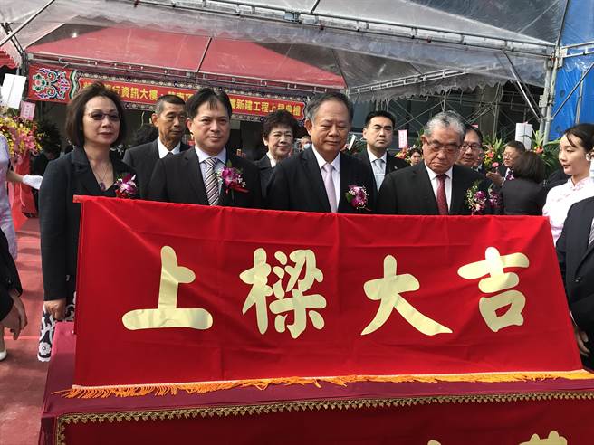 土城工业区的「华南银行资讯大楼」、「华南顶埔科技大楼」今举行上梁仪式，顶埔科技大楼4至15楼将开放厂商进驻，预计可供500人次的就业机会。（记者蔡雯如摄）