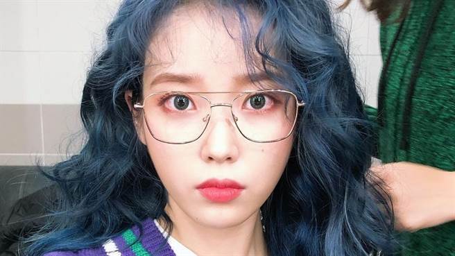 IU即将在年底推出年历写真，并在IG上公开首张形象照，令粉丝们惊艷。（图／IG@dlwlrma）