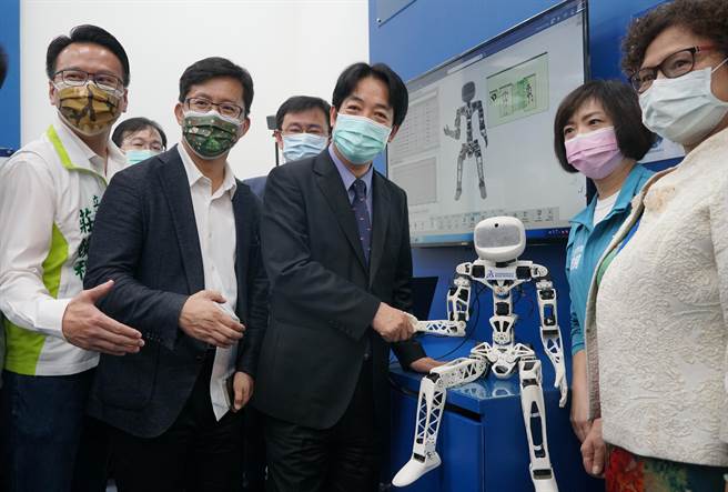 副總統賴清德24日參訪工研院「智慧製造技術驗證場域」時，與達梭3D設計系統發展出來的機器人互動。（黃國峰攝）