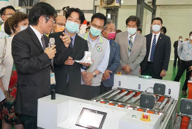 副總統賴清德（左2）24日參訪工研院「智慧製造技術驗證場域」時，了解場內的自動倉儲搬運系統。（黃國峰攝）