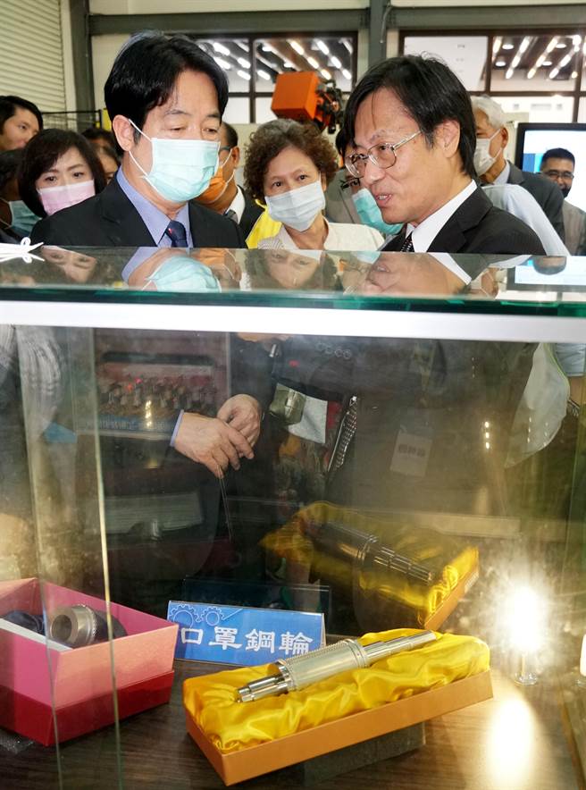 副總統賴清德（左）24日參訪工研院「智慧製造技術驗證場域」時，了解將Made in Taiwan字樣印在口罩上的口罩鋼輪。（黃國峰攝）