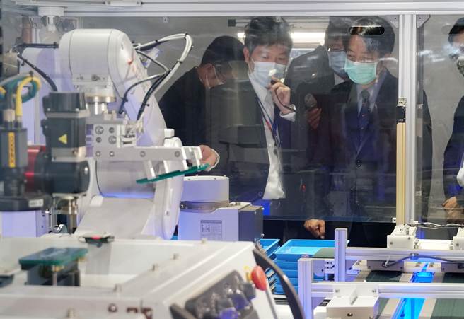 副總統賴清德（右）24日參訪工研院「智慧製造技術驗證場域」時，了解智慧生產線。（黃國峰攝）